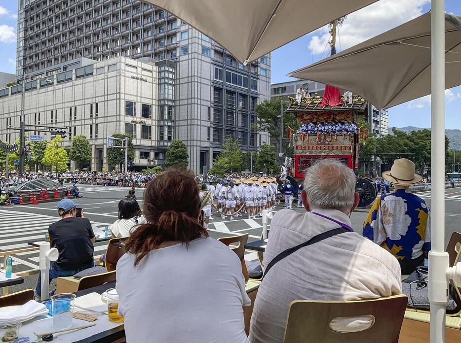 昨年の京都・祇園祭の「プレミアム観覧席」（京都市観光協会提供）