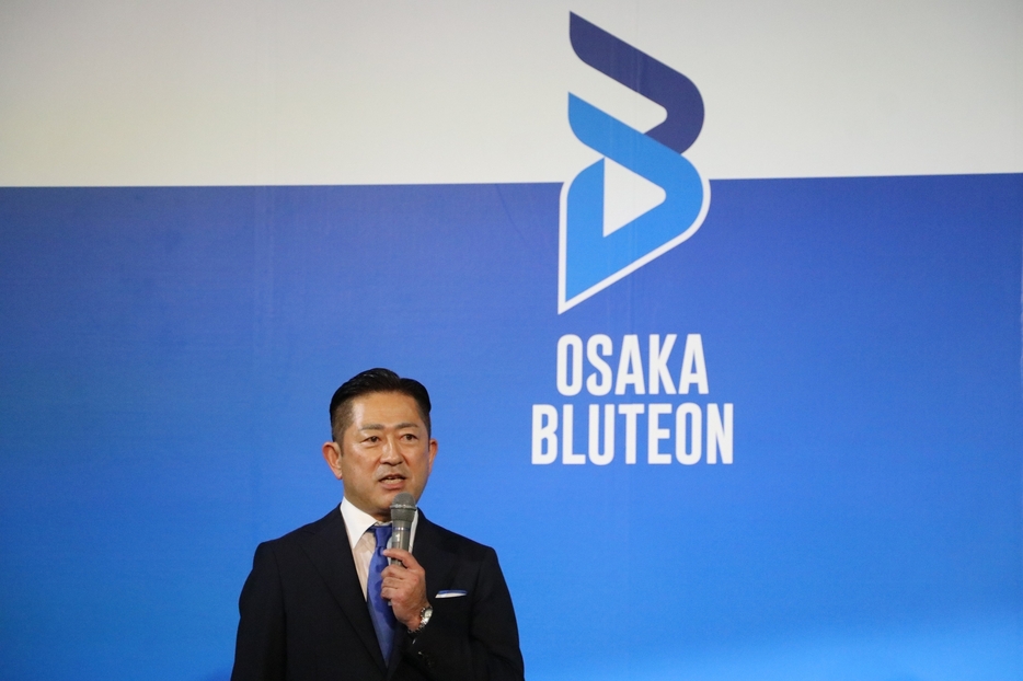 新チーム名「OSAKA BLUTEON（大阪ブルテオン）」と、新しいロゴマークを発表する久保田氏