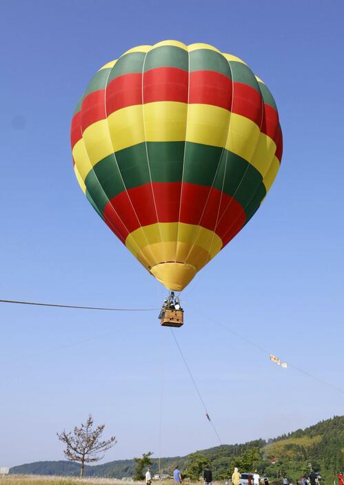 客を乗せ浮かび上がった熱気球＝8日午前、石川県七尾市