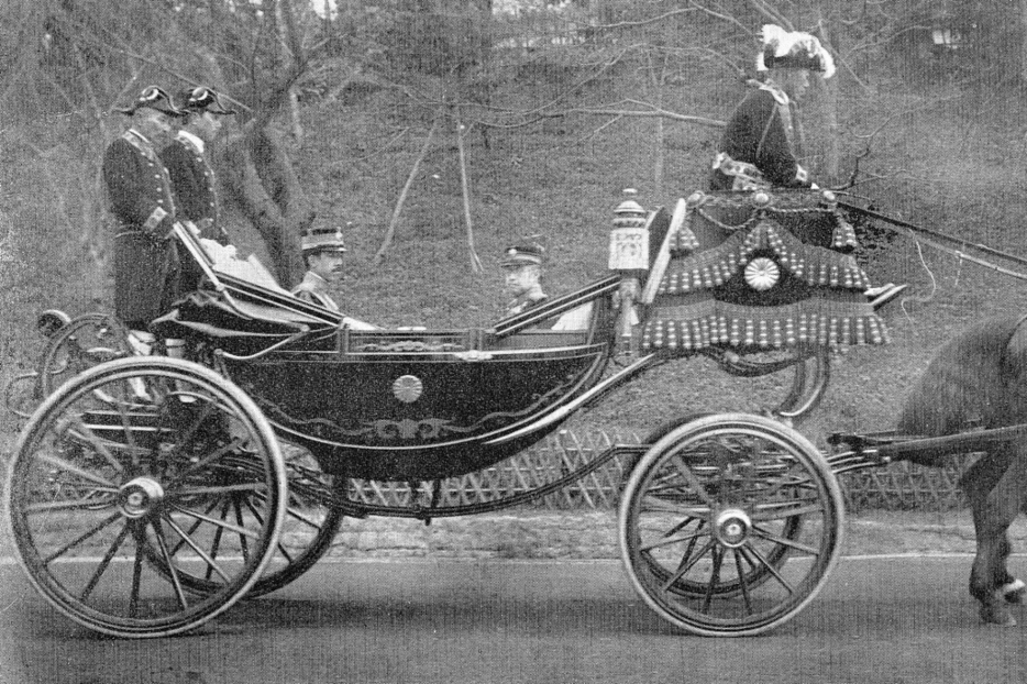 御料馬車に乗られた大正天皇（左から3人目）。大正時代は、既に御料自動車も存在していたが、公式の鹵簿（お列）は馬車とされていた＝1915（大正4）年、宮内公文書館蔵