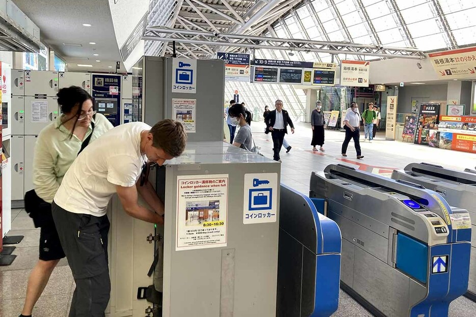 訪日客の増加で、コインロッカーの利用も増えている＝小田急線小田原駅