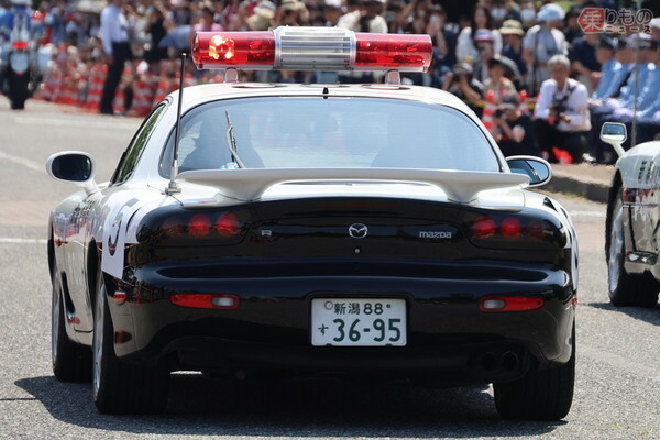 2024年6月14日、新潟県警の視閲式で行進するRX-7パトカー（柘植優介撮影）。