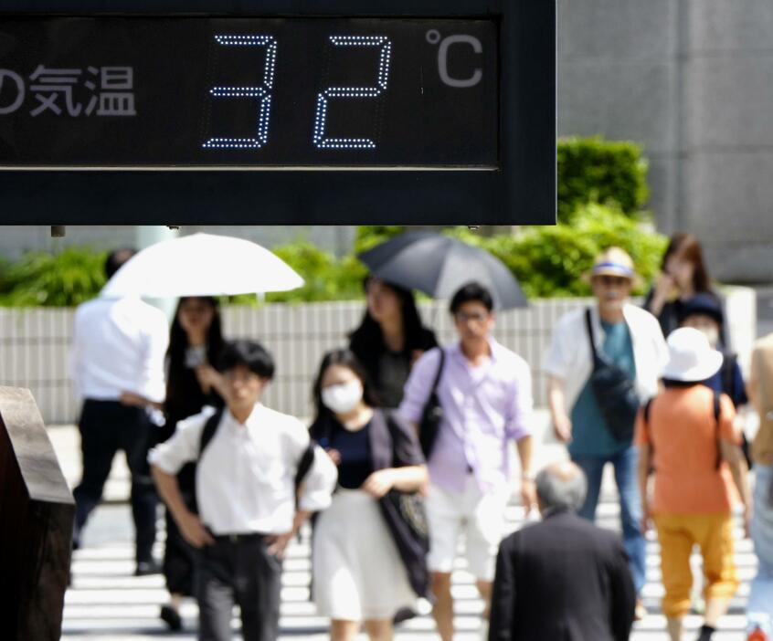 梅雨の晴れ間に気温が上昇した東京・日本橋の様子＝24日午後