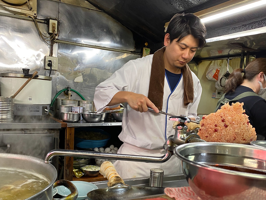 絶え間なく中華鍋を振り作られるチャーハン