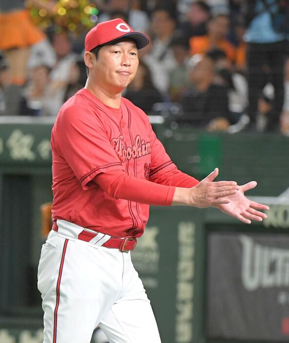 　７回表終了後、ナインを鼓舞する新井監督（撮影・佐藤厚）