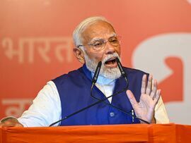 インド人民党（ＢＪＰ）本部で演説するモディ首相（６月４日、ニューデリーで）
