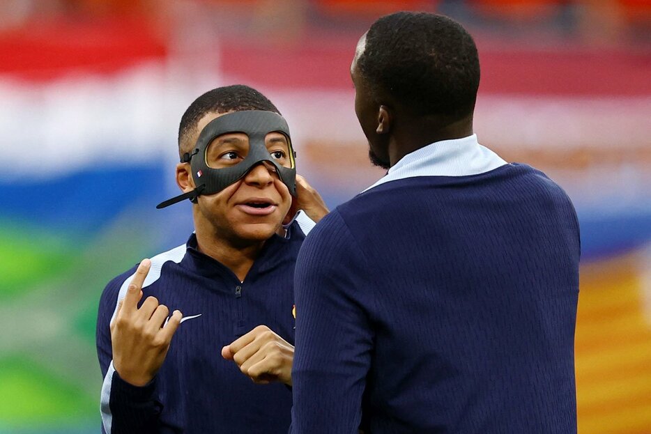 試合前にマスク姿を披露したエムバペ（ロイター）