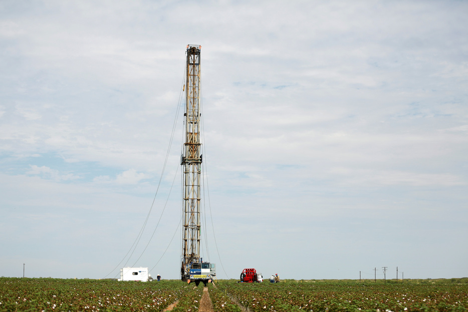 　米エネルギーサービス会社ベーカー・ヒューズの週間データ（６月２８日までの週）によると、国内石油・天然ガス掘削リグ稼働数は前週比７基減の５８１基と、４週連続で減少し、２０２１年１２月以来の低水準を記録した。写真は米テキサス州セミノールのリグ。２０１９年９月撮影（２０２４年　ロイター/Adria Malcolm）