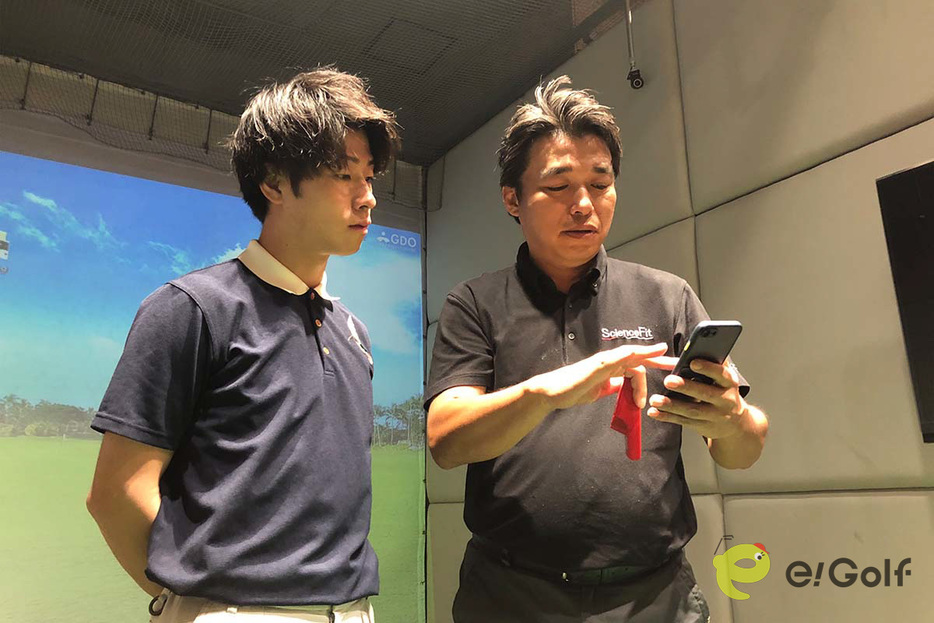 ルイゴルフさん（左）にアプリの説明をするプロギアサイエンスフィットインストラクターの斎藤史朗さん（右）