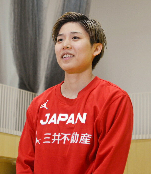 バスケットボール女子のパリ五輪日本代表候補が１６日、札幌国際大で行われている合宿を公開し、オーストラリアとの強化試合（２０、２１日）に向けて練習に汗を流した。写真は取材に応じる町田＝札幌市