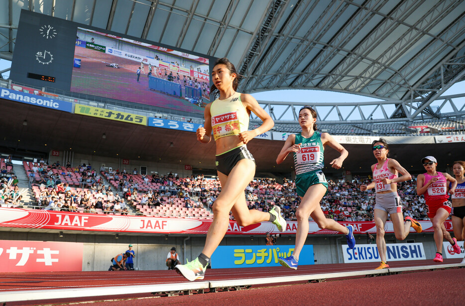 陸上の日本選手権第３日。女子５０００メートルは田中希実（手前左）が優勝。１５００メートルとの２冠を３年連続で達成した＝２９日、新潟・デンカビッグスワンスタジアム