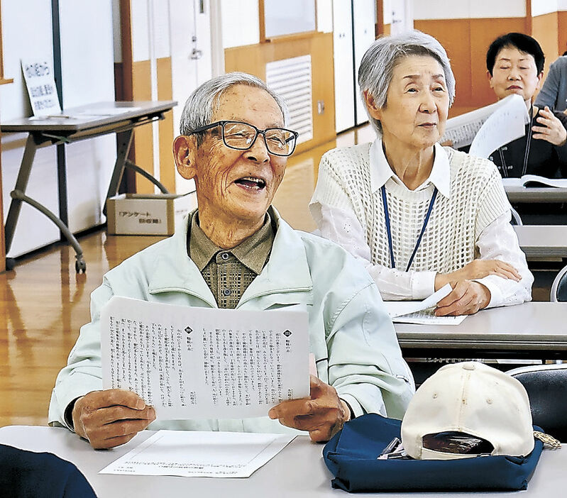 音読の授業に取り組む越田さん（手前）＝金沢市中央公民館彦三館