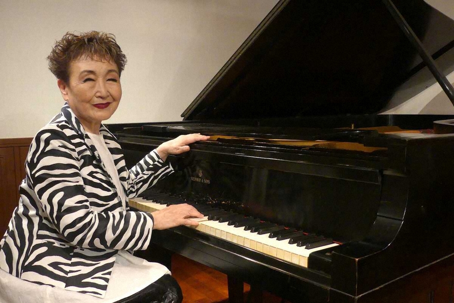 ロシアの作曲家・ラフマニノフが愛用した1932年製のスタインウェイピアノの音色を確かめる加藤登紀子