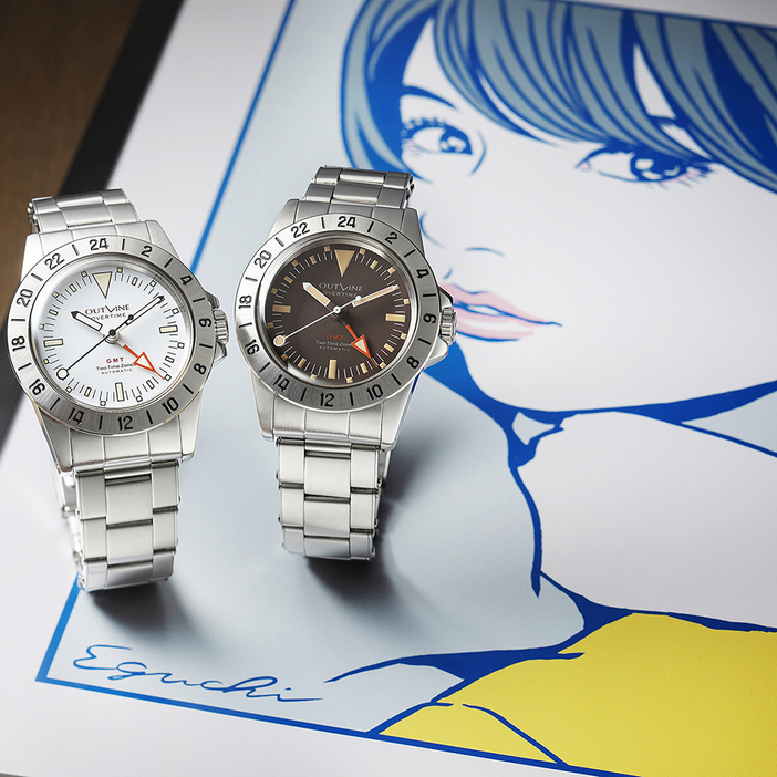 江口寿史氏が監修したアウトラインとのコラボ時計は文字盤の色違いで2種類。背景にあるのは特別に描き下ろした新作イラスト