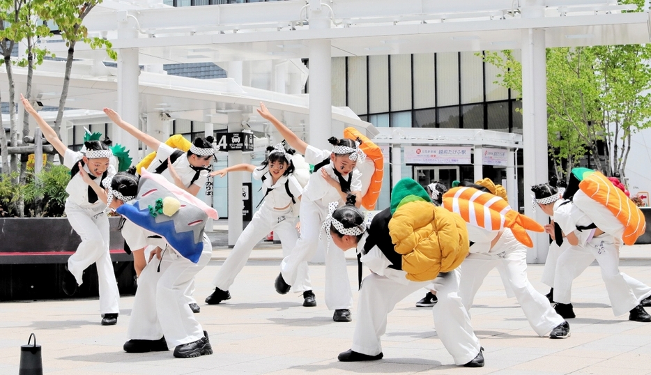 にぎりずしの衣装を着込んでダンスを披露する子どもたち＝6月16日、福井県越前市の道の駅越前たけふ