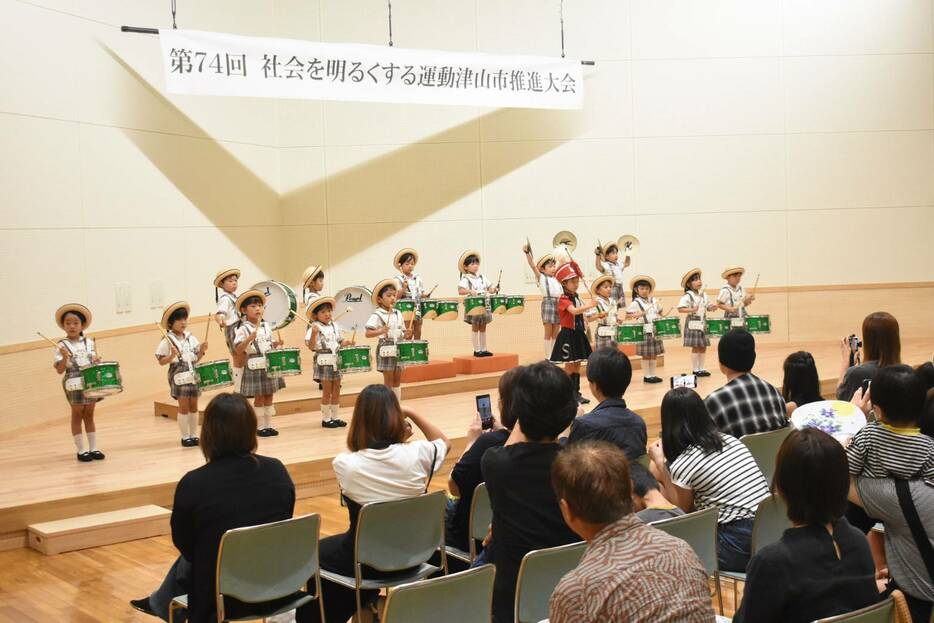 鼓笛演奏を披露する作陽保育園児=岡山県津山市で