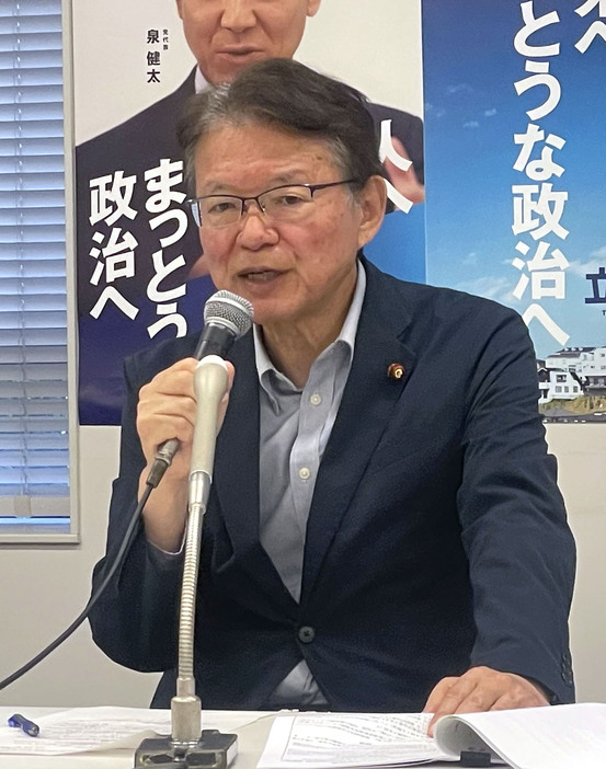 記者会見する立憲民主党の長妻政調会長＝13日午後、国会