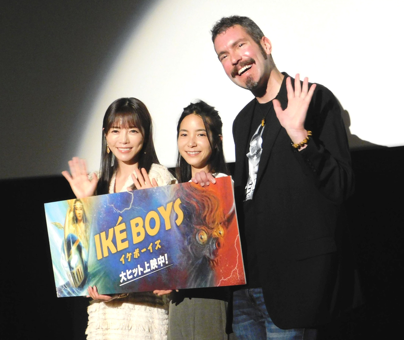 　舞台あいさつした（左から）釈由美子、比嘉クリスティーナ、エリック・マキーバー監督
