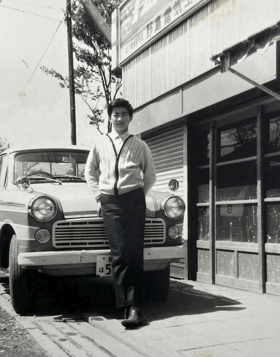 1960年代、店舗の前に立つ、若いころの野島広司社長＝現在の相模原市