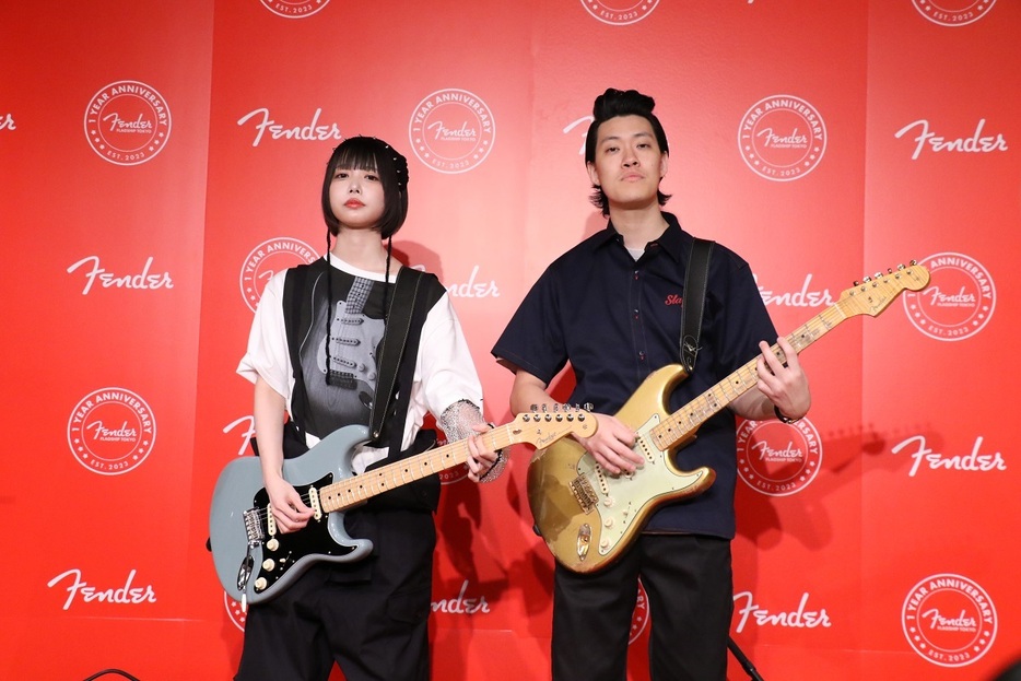 「Fender Flagship Tokyo 1日店長就任式」に出席した粗品（右）とあの