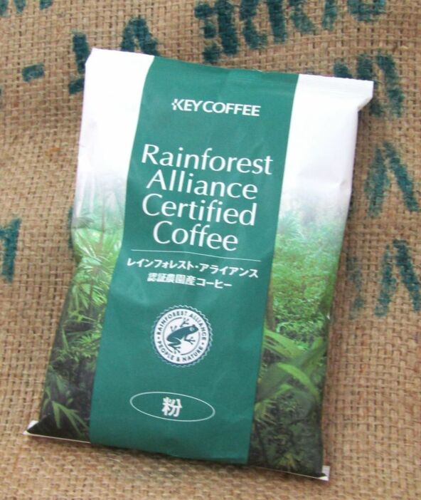 麻袋（またい）の上に置かれた「MEGURISH(麻)」を採用した「レインフォレスト・アライアンス認証農園産コーヒー」