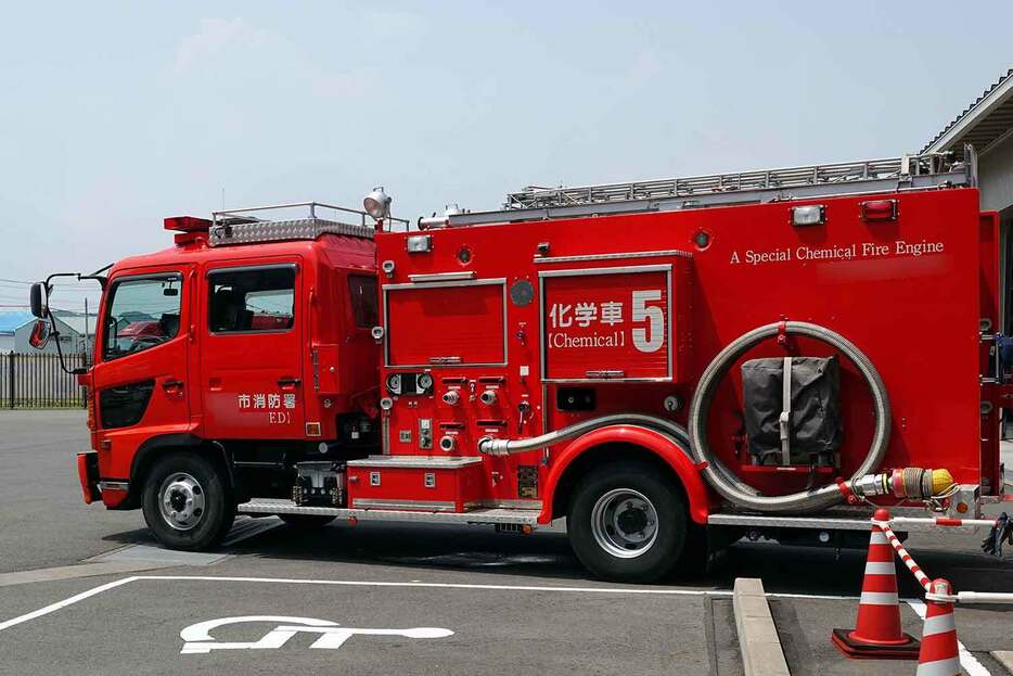 消防車はただ水をかけるだけでなく、さまざまな薬品などを使って、短時間で効率よく消火できるよう工夫した化学消防車と呼ばれる車両も存在する。こういった車両は空港などによく配備されている。
