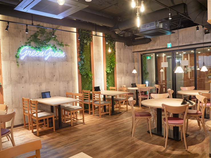 「Green Green Korean Dining」の店内は居心地がよく、親子連れでも入りやすい。利用家庭は会計時にチケットで支払いをするだけで他のお客と変わらないため、抵抗なく利用できる。