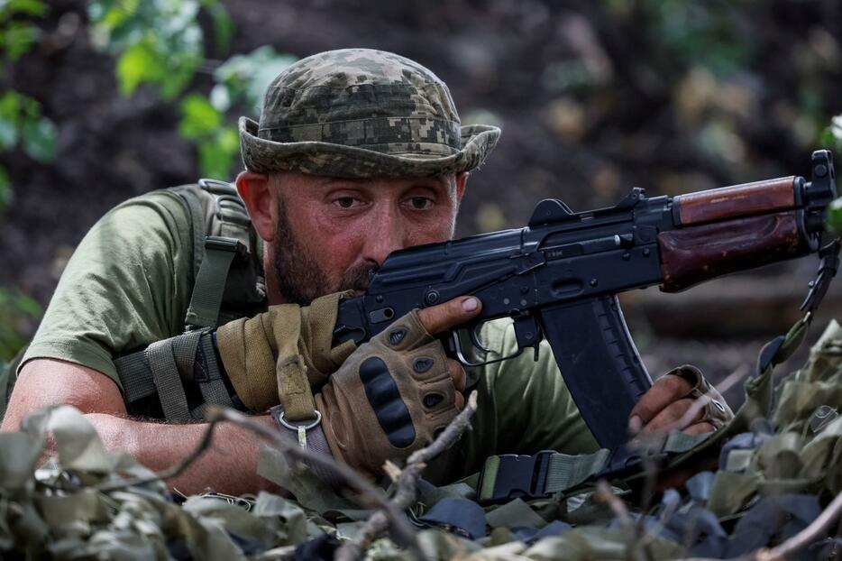 12日、ウクライナ東部ドネツク州の前線近くで、軍事演習に参加するウクライナ兵（ロイター＝共同）