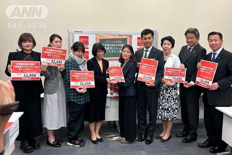 福田さん（中央）はこども家庭庁に署名を提出した（5月21日）