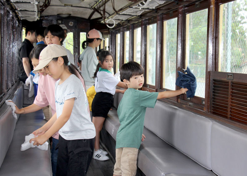 旧花巻電鉄車両の車内を清掃する材木町の子どもたち