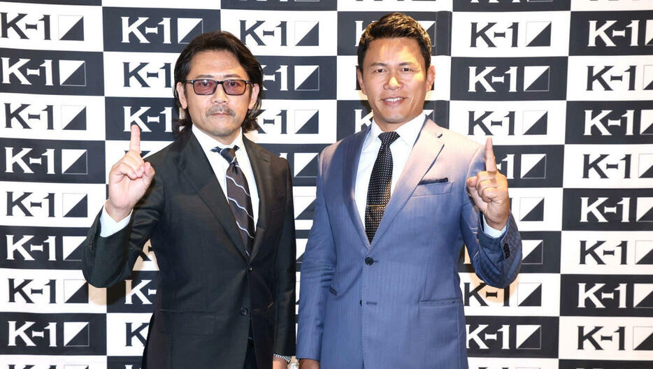 7・7「K－1ワールドMAX」大会アンバサダーに就任した須藤元気氏とK－1のカルロス菊田プロデューサー（左）　（C）K－1