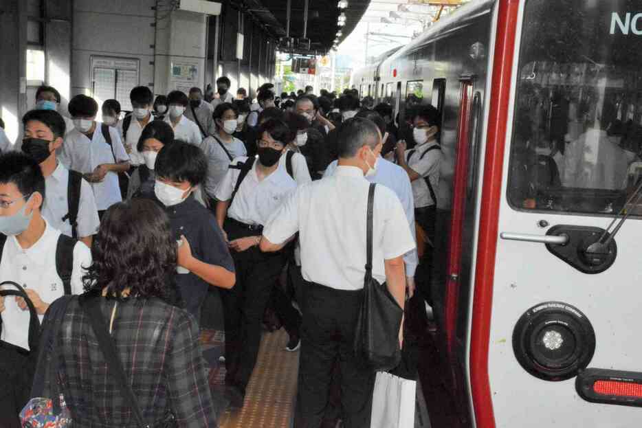 通勤や通学の利用客で混雑するJR豊肥線の新水前寺駅（2022年7月）