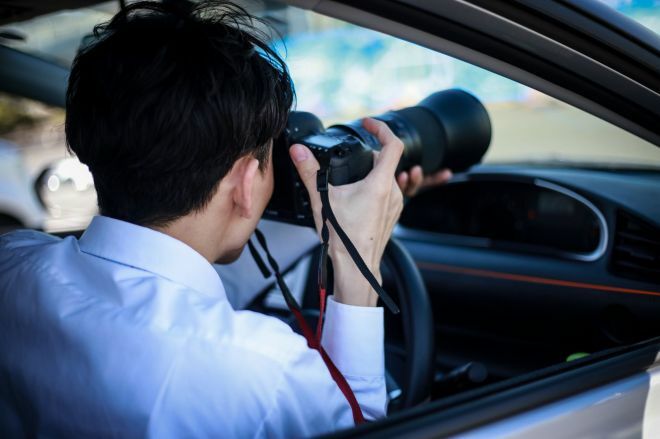 探偵のする「張り込み」や「尾行」はなぜOKなのでしょうか。※画像はイメージ＝Getty Images