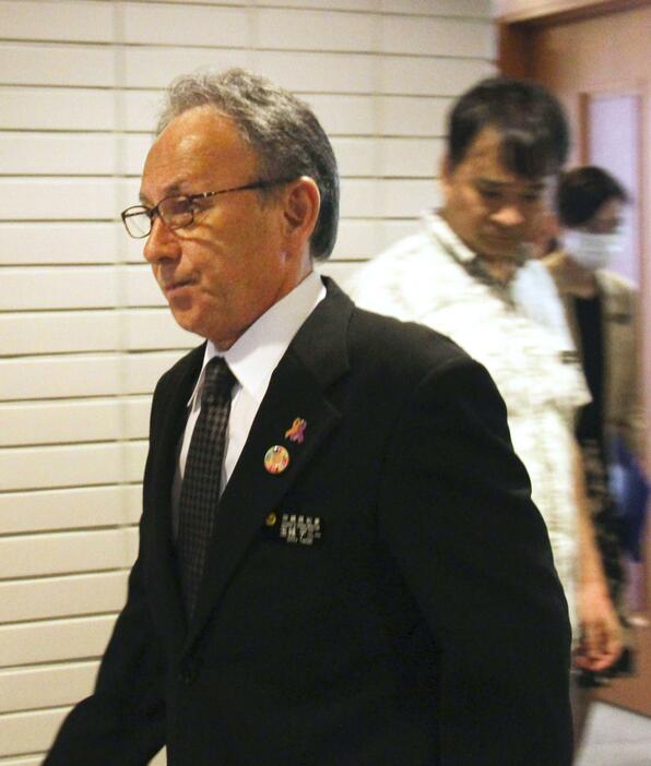 沖縄県議会へ向かう玉城デニー知事。記者団の呼びかけには応じなかった＝28日午前