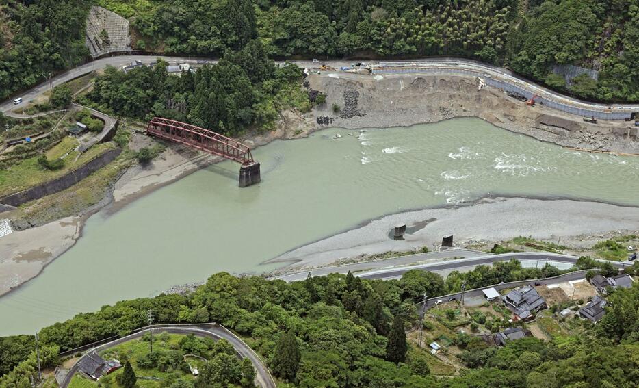 2020年7月の豪雨で被害を受け、球磨川に架かる橋が流失したままとなっているJR肥薩線＝6月、熊本県八代市（共同通信社ヘリから）