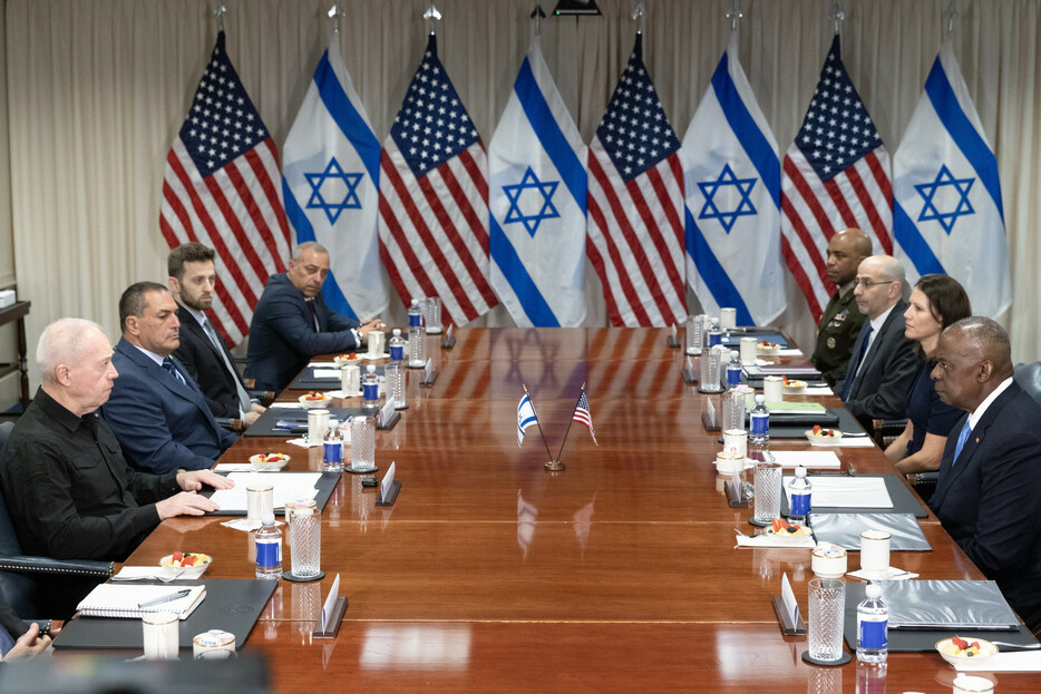 ２５日、ワシントン郊外で会談するオースティン米国防長官（右手前）とイスラエルのガラント国防相（左手前）。