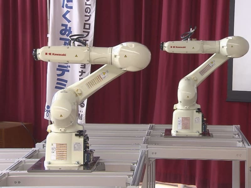 贈られたアーム型ロボット＝２５日、美濃加茂市蜂屋町、国際たくみアカデミー