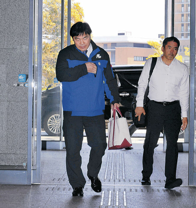 地震発生を受けて都内から石川県庁に戻った馳知事（左）と中塚戦略広報監＝３日午前１１時５分
