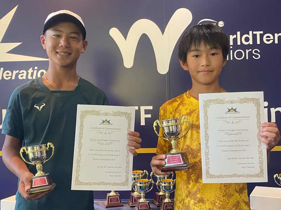 「ATF Juniors in Japan U14 - week 3」（山梨・クラブヴェルデ）の男子シングルスで優勝を飾った宇川開惺（LYNX Tennis Academy／右）と準優勝のメン ヘイ ジェイデン・チュイ（香港）（写真提供◎SPORTS SUNRISE .COM）