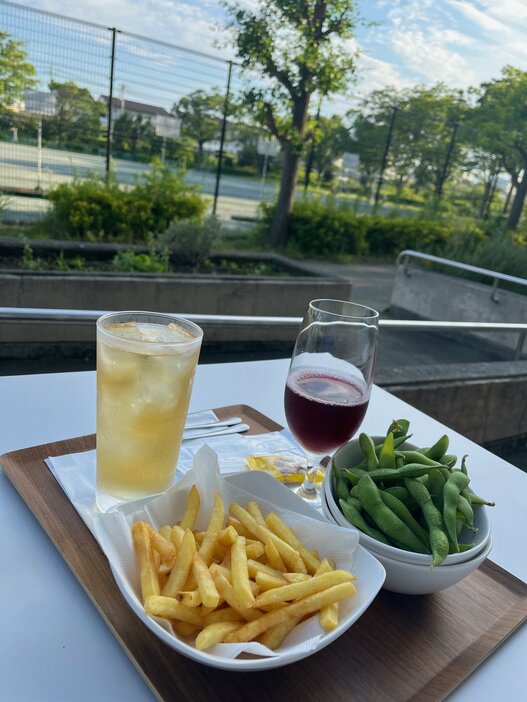 担当編集さんと近所のカフェで軽くお酒を飲んだ際の写真。2人合わせて1000円ほどでした