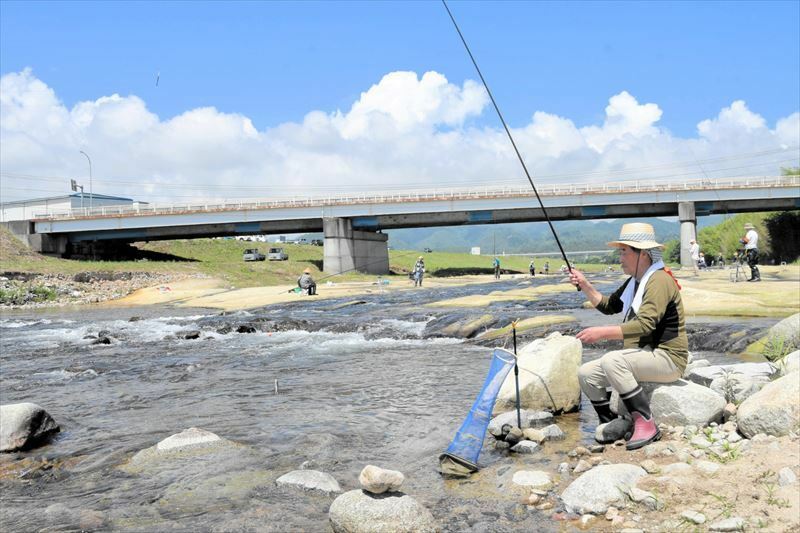 木戸川でアユ釣りを楽しむ釣り人