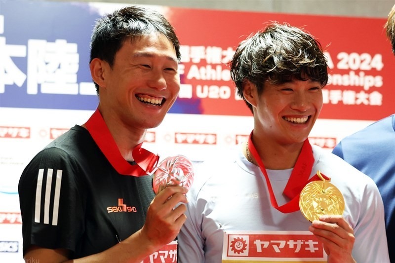 男子100mで2位となり笑顔を見せた東田旺洋（左）