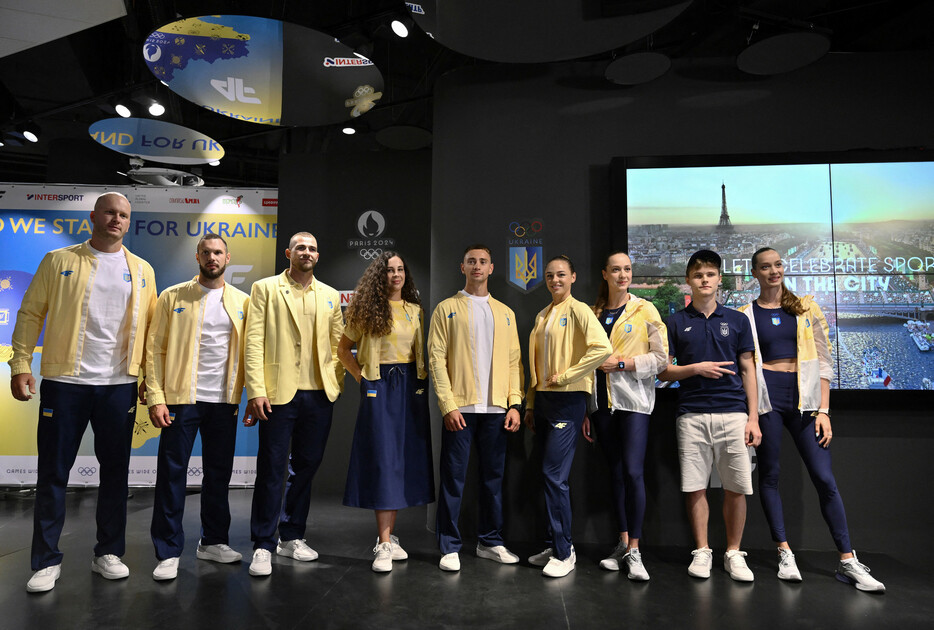 ロシアの侵攻を受けるウクライナの選手団がパリ五輪で着用する公式スポーツウエアが２５日、同国の首都キーウで発表された。黄色を基調とし、穀物の穂が青色で描かれたウエアなどを五輪代表選手が着用し、披露された