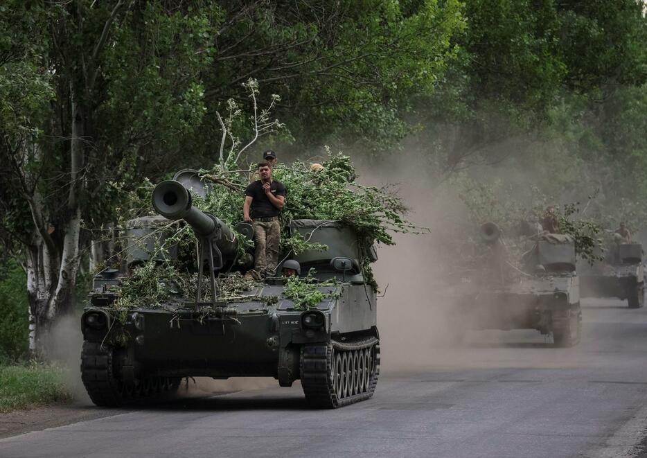 2022年7月、ウクライナ東部ドネツク州を走行する、米国の自走式りゅう弾砲（ロイター＝共同）