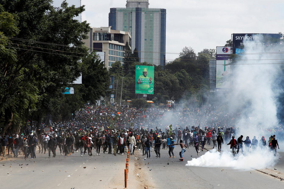 ケニアで２５日、増税法案の可決に反発したデモ隊が議会に突入し、警察が発砲、少なくとも５人が死亡・数十人が負傷する事態となっている。（２０２４年　ロイター/Monicah Mwangi）
