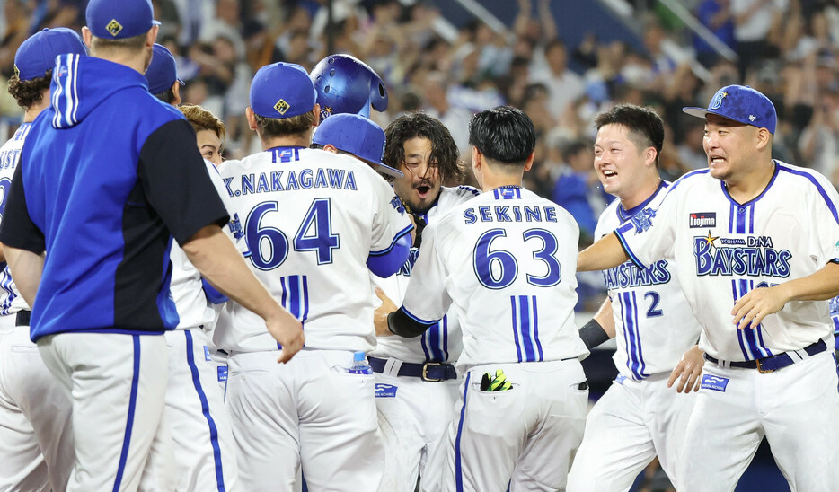 巨人に勝利し、喜ぶＤｅＮＡナイン。中央はサヨナラ本塁打を放った宮崎＝２７日、横浜