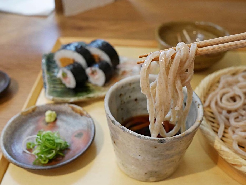 小麦の風味が際立つ濃いめのつゆ