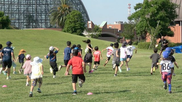 鬼ごっこする子供たちとリーチ マイケル選手の様子