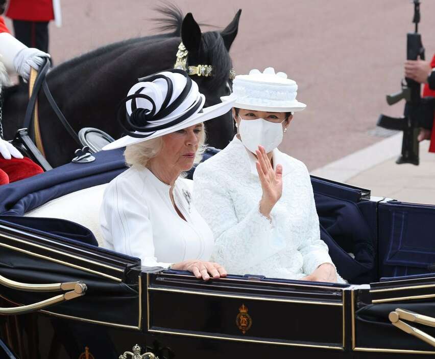 馬車でバッキンガム宮殿に入られる皇后さまとカミラ王妃＝２５日、英国・ロンドン（代表撮影）