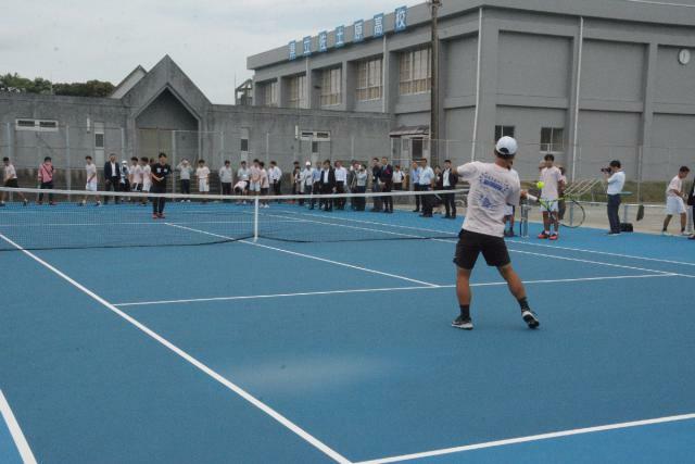 佐土原高に整備されたテニスのハードコート＝２８日午前、宮崎市佐土原町